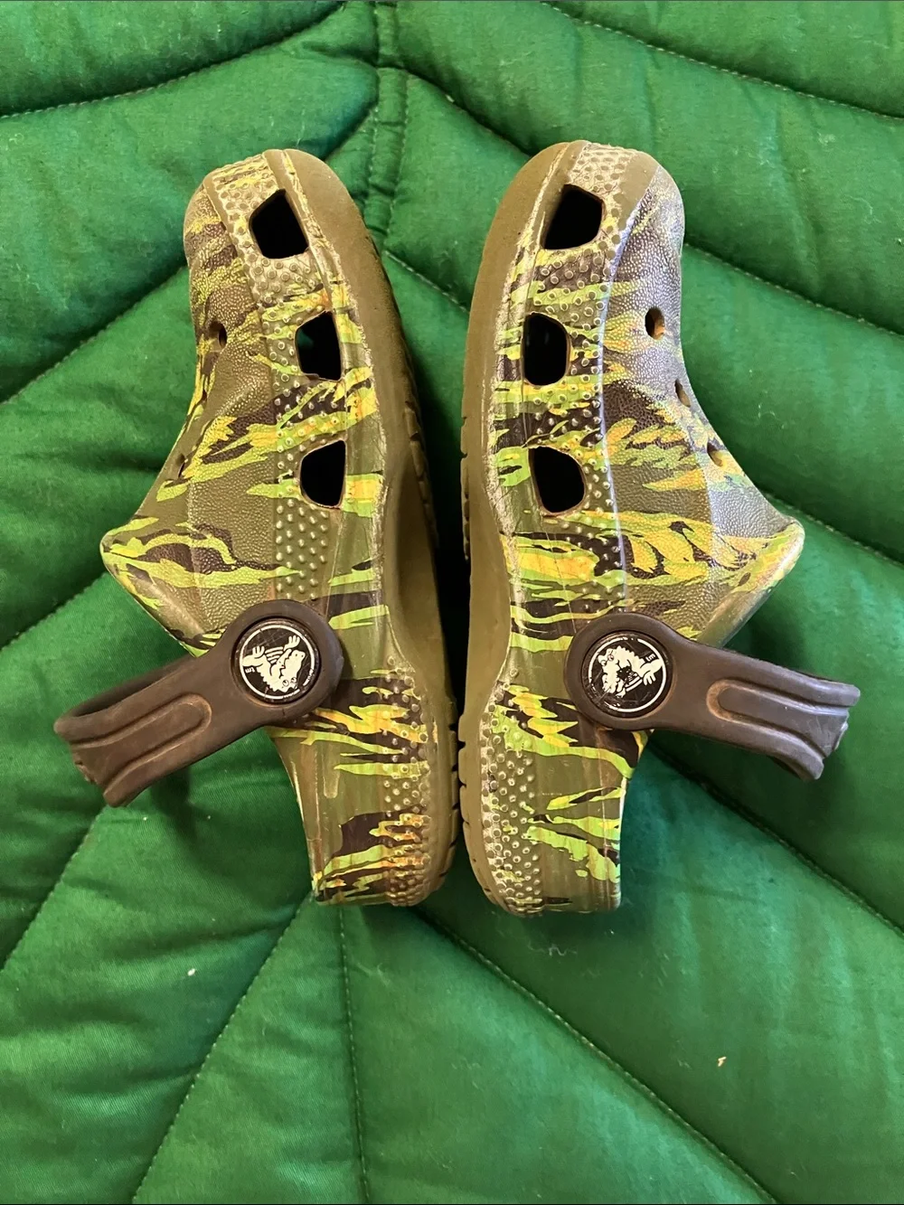 Crocs camo kids size C7, green and black camo.